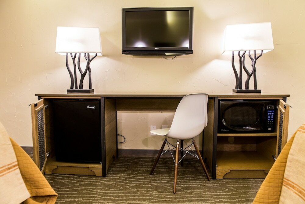 Фото Fredericksburg Inn & Suites