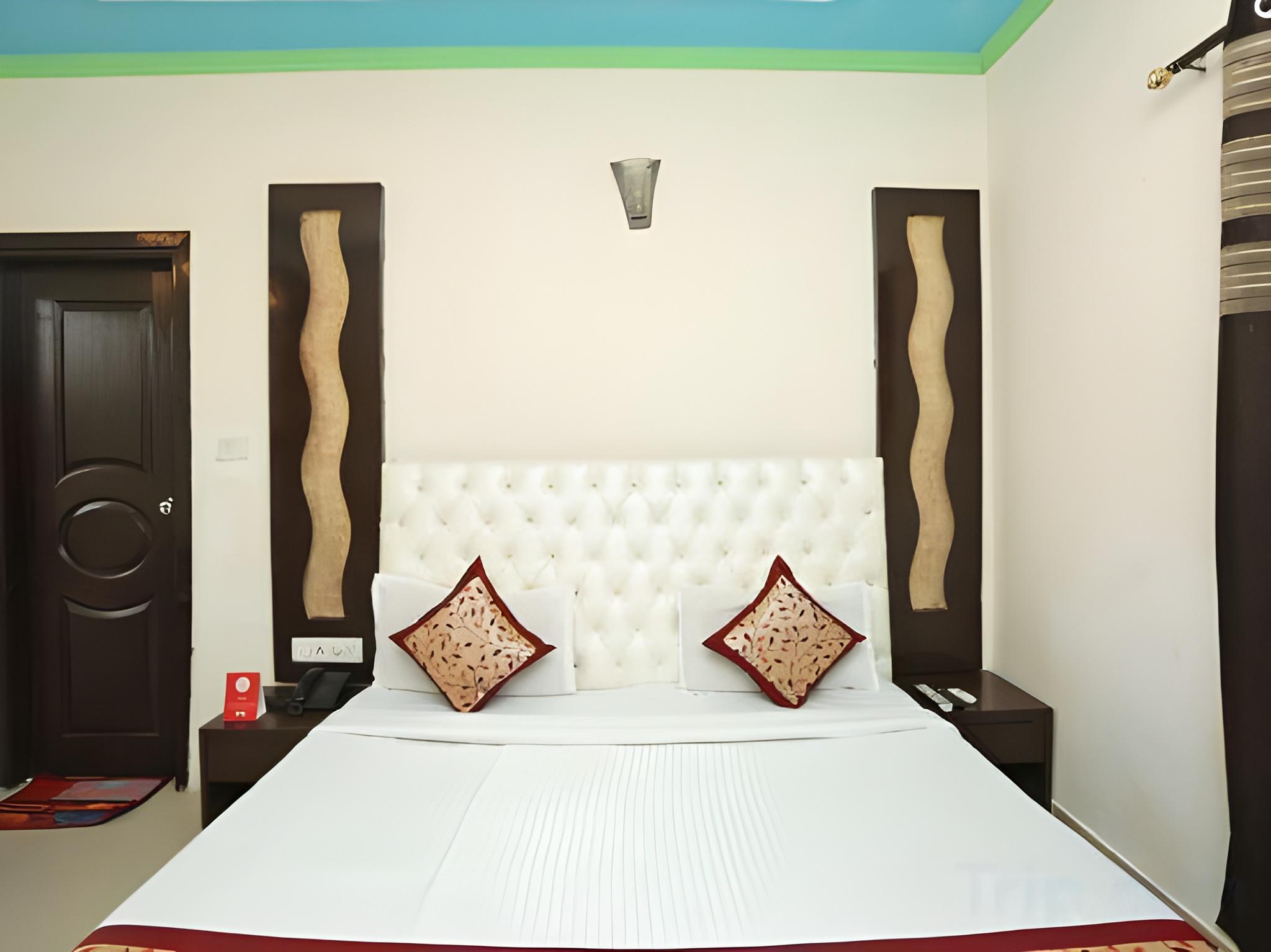 Фото Oyo 9726 Hotel Aura Palace Deluxe