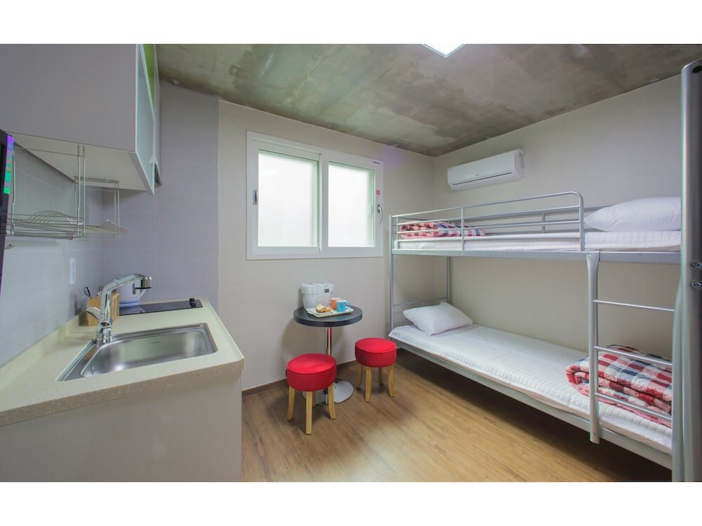 Фото Kw Hongdae Line Hostel