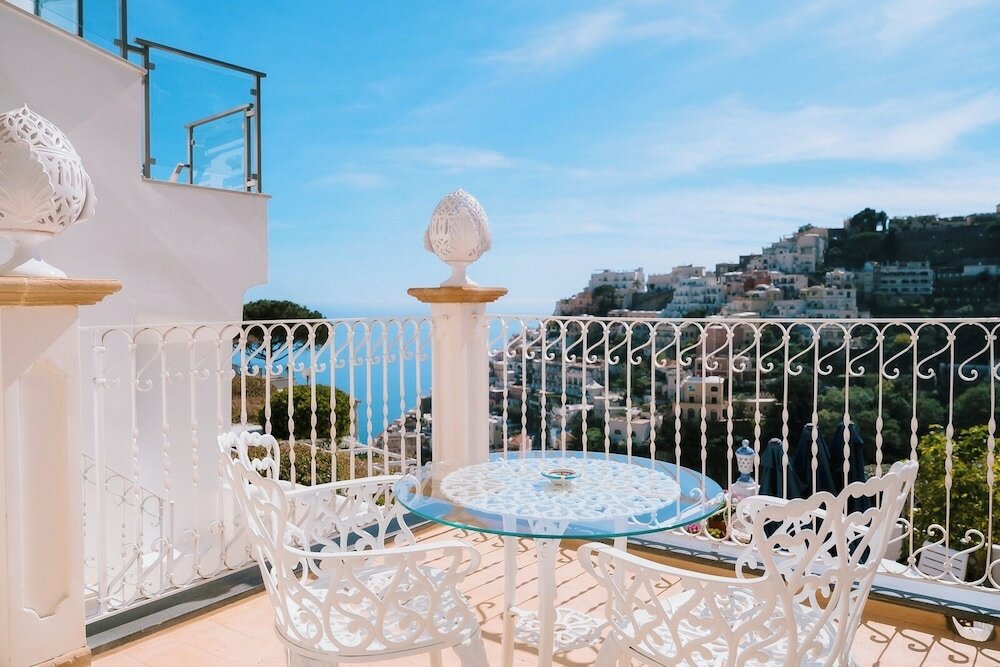 Фото Villa Mary Suites