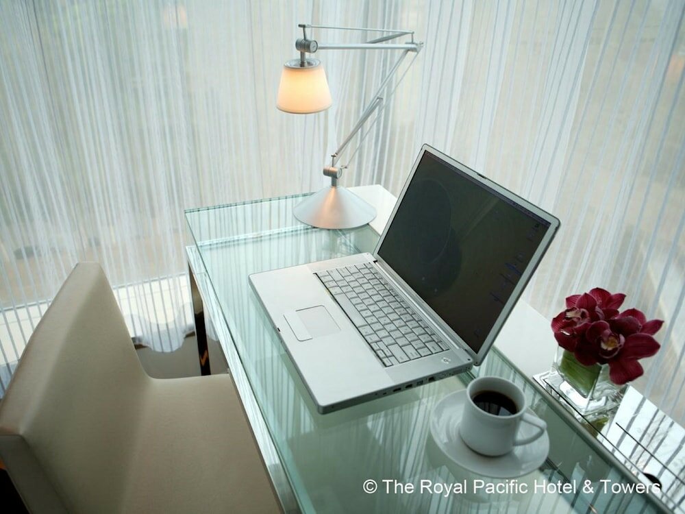 Фото The Royal Pacific Hotel and Towers