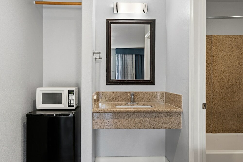 Фото Bay Breeze Inn