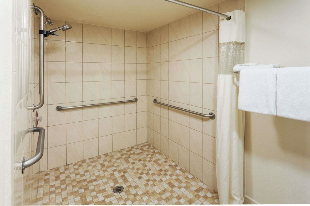 Фото Howard Johnson by Wyndham Pasadena