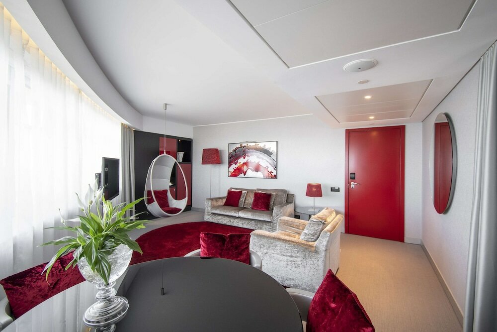 Фото Myriad by Sana Hotels