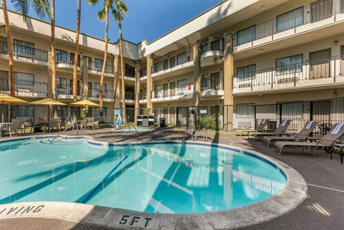 Гостиница Comfort Inn & Suites Orange County John Wayne Airport в Санта-Ане