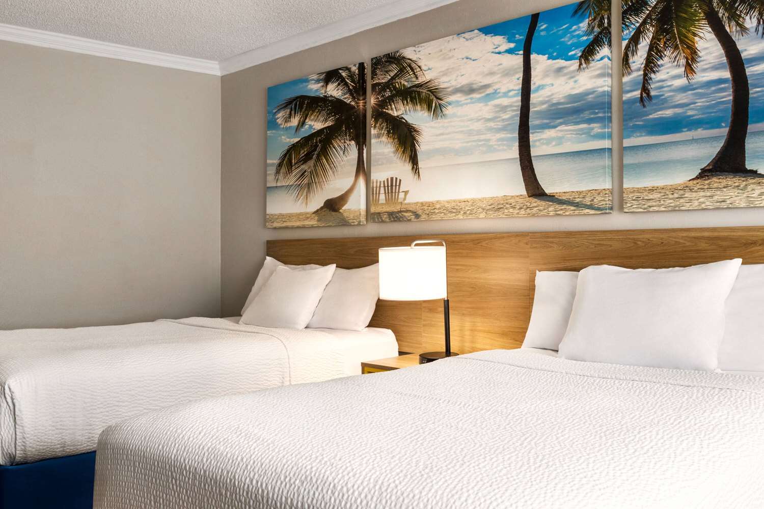 Фото Days Inn by Wyndham Miami Airport North