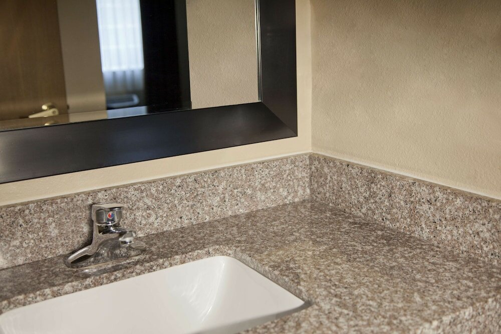 Фото Red Lion Inn & Suites Kent - Seattle Area