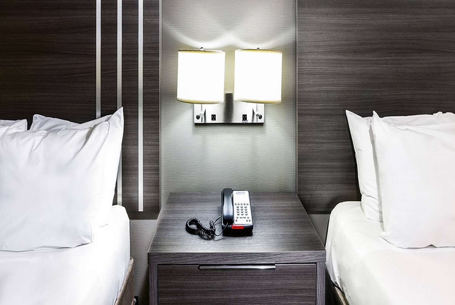 Фото Travelodge by Wyndham Commerce Los Angeles Area