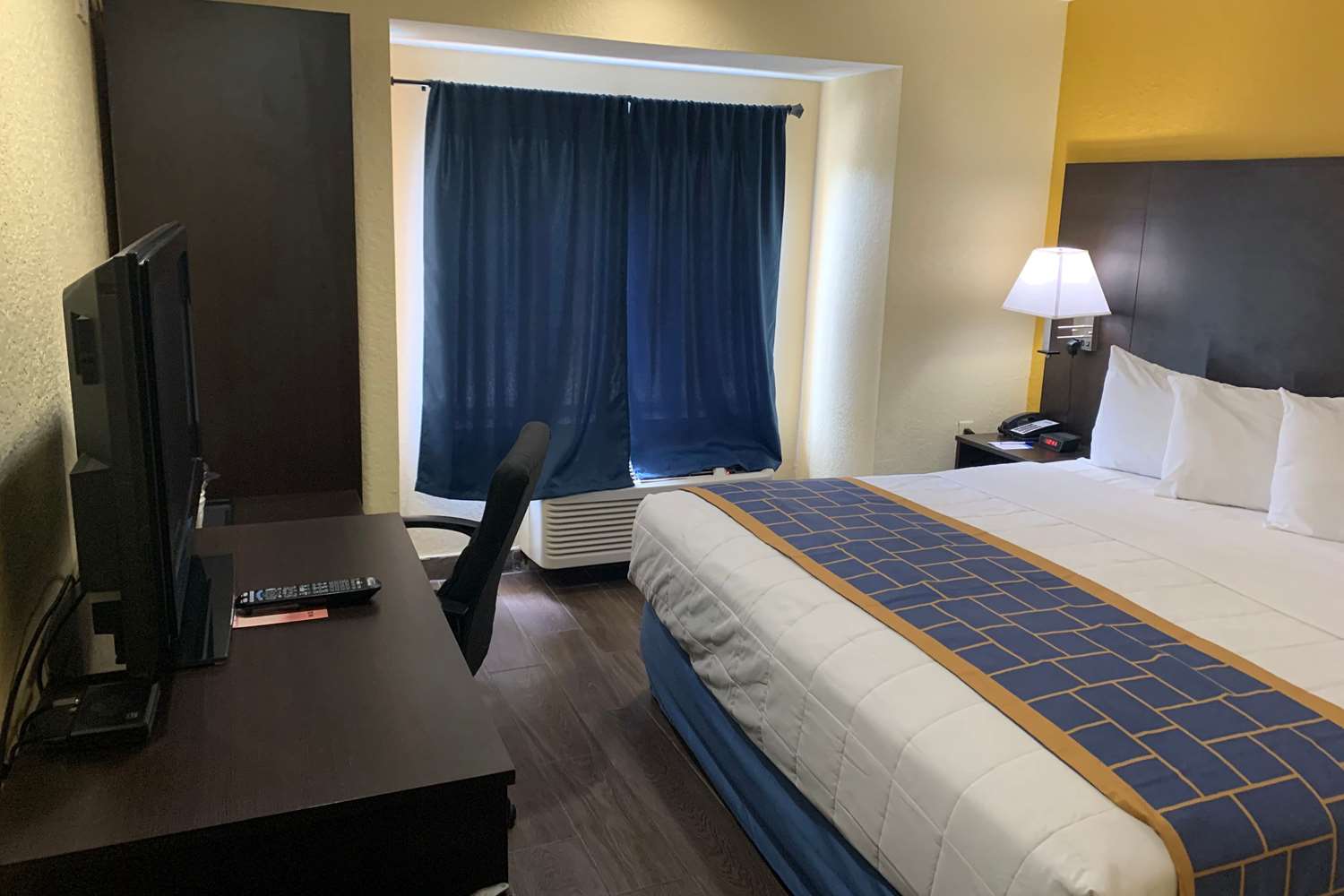Фото Days Inn & Suites by Wyndham Tampa/Raymond James Stadium