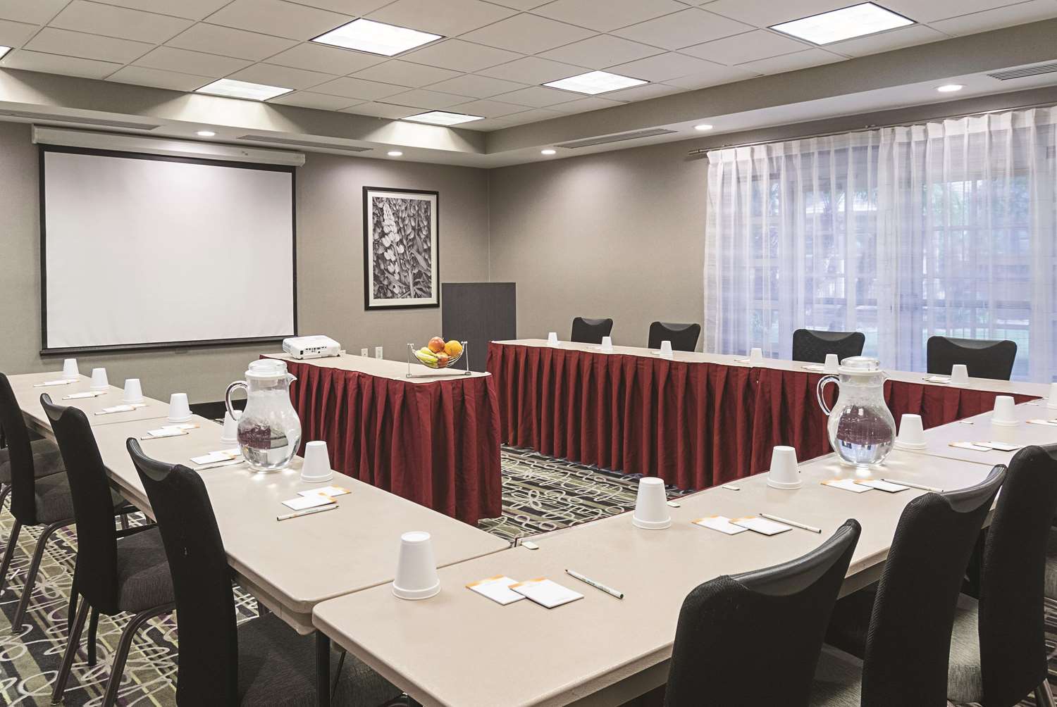 Фото La Quinta Inn & Suites by Wyndham Ontario Airport