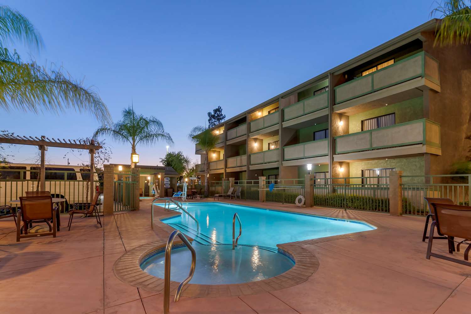 Фото Best Western Plus Forest Park Inn