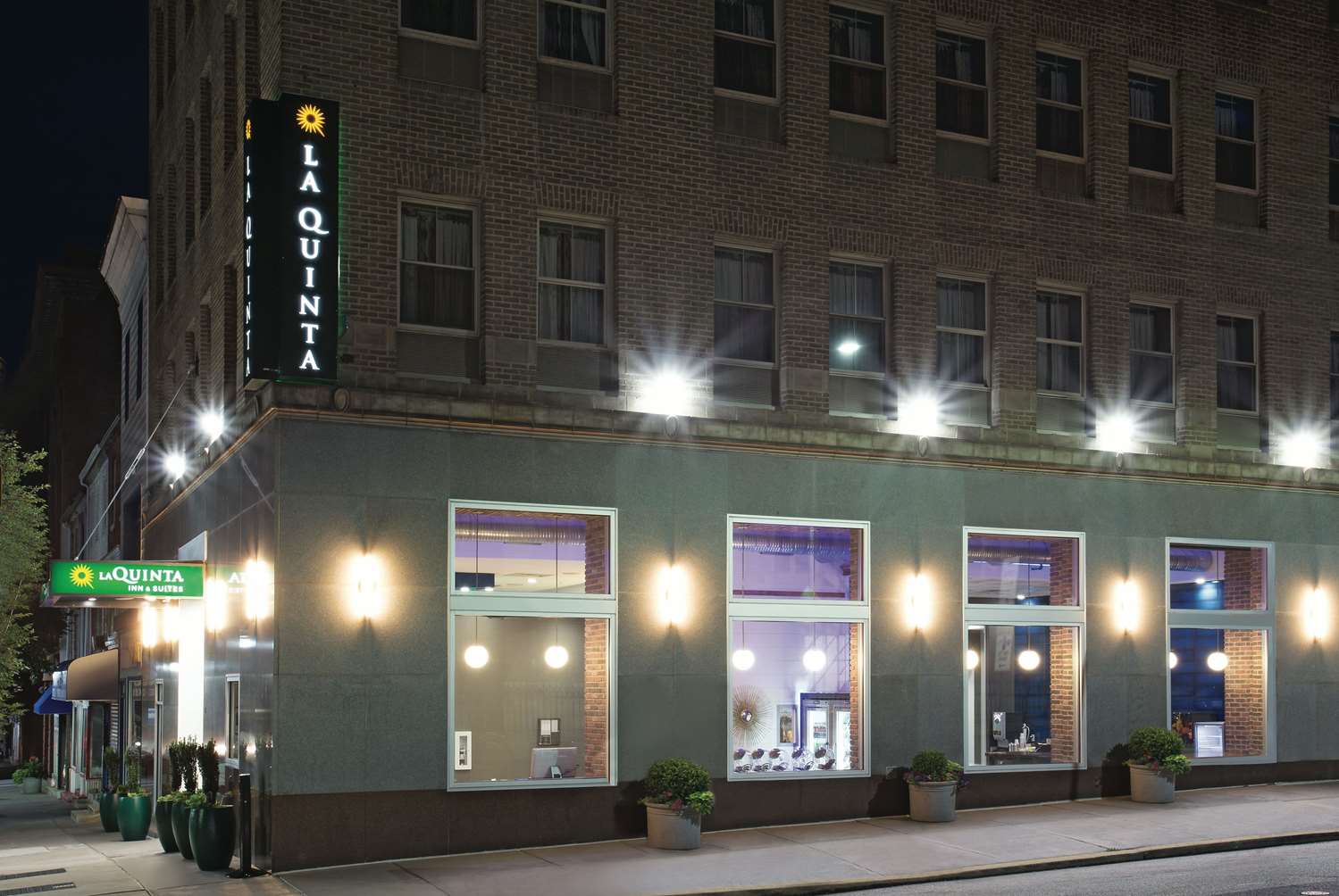 Фото La Quinta Inn & Suites by Wyndham Baltimore Downtown