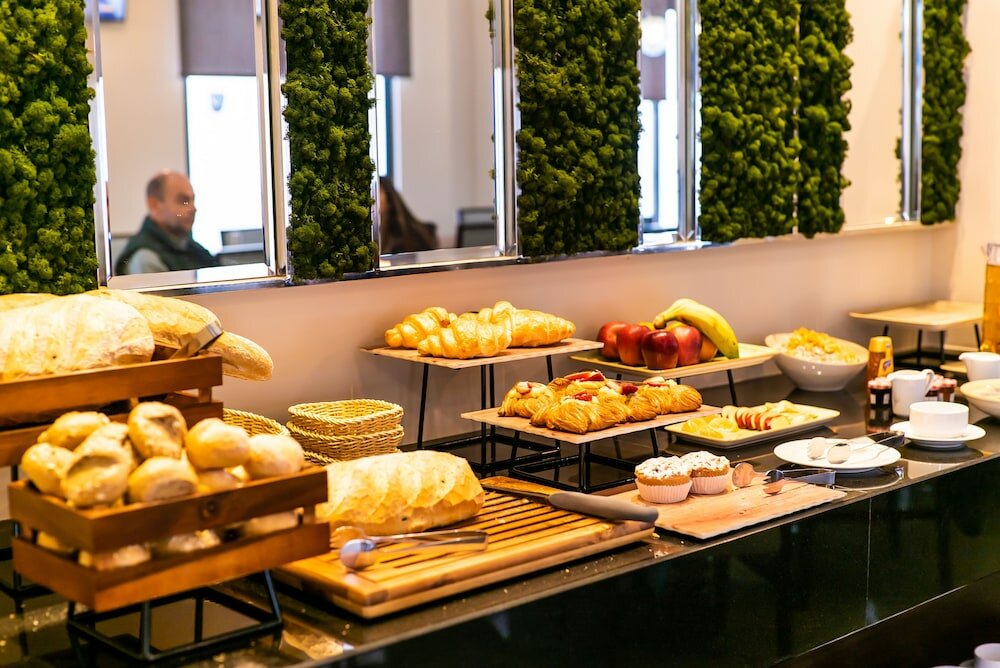 Фото The Compass Hotel