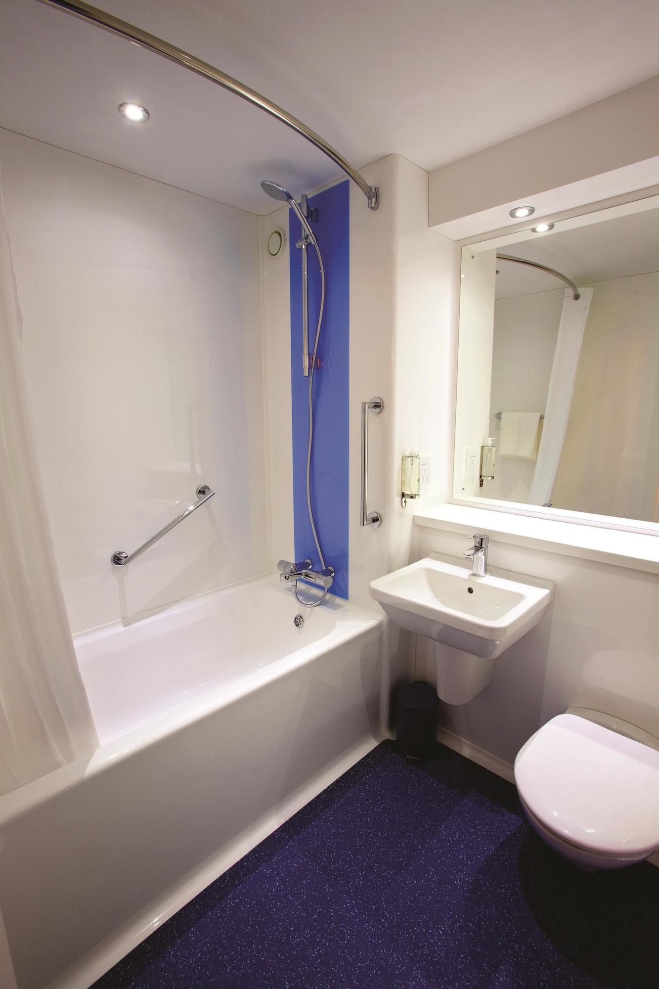 Фото Travelodge Bath Waterside