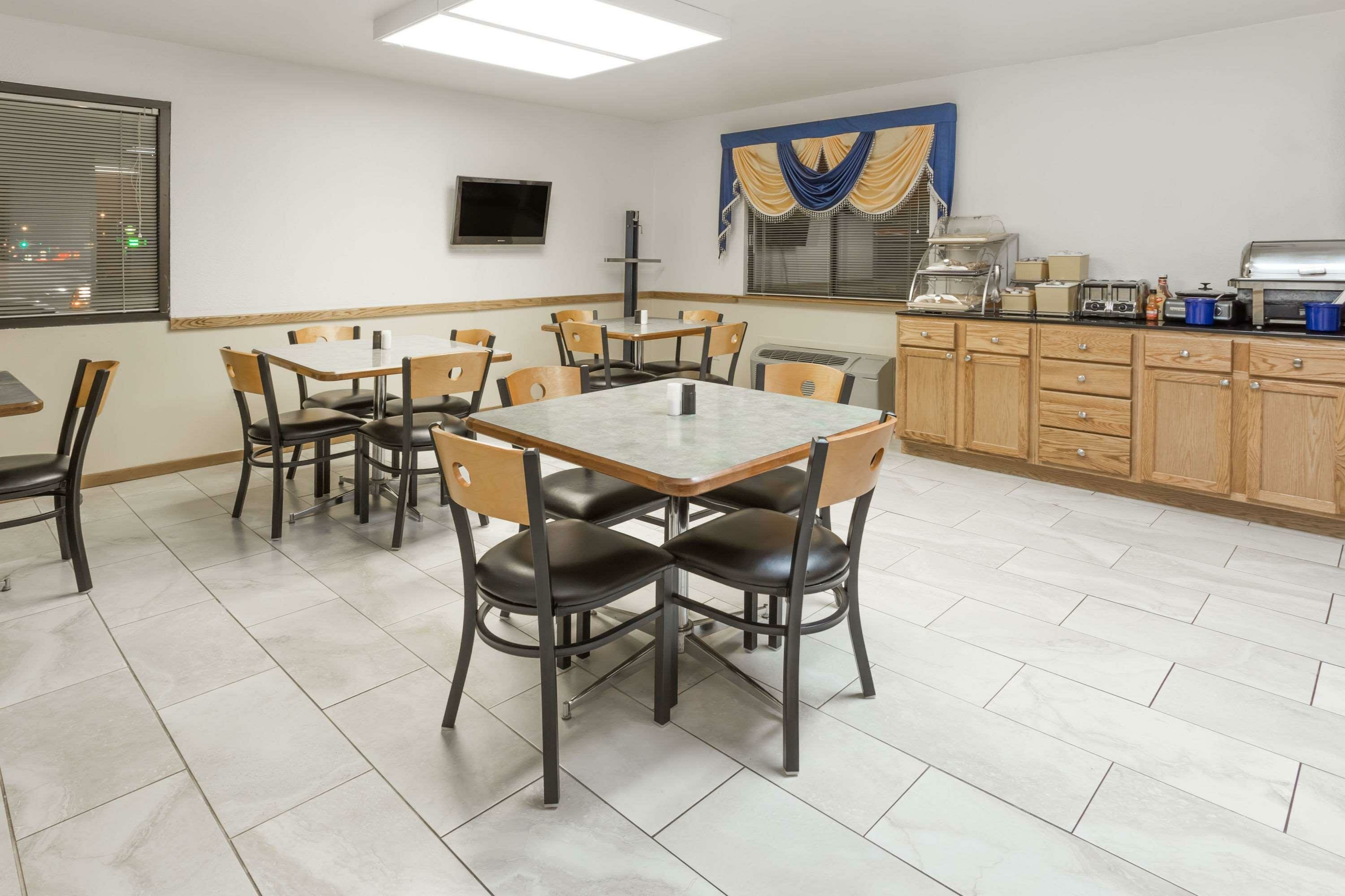 Фото Days Inn by Wyndham Stoughton Wi