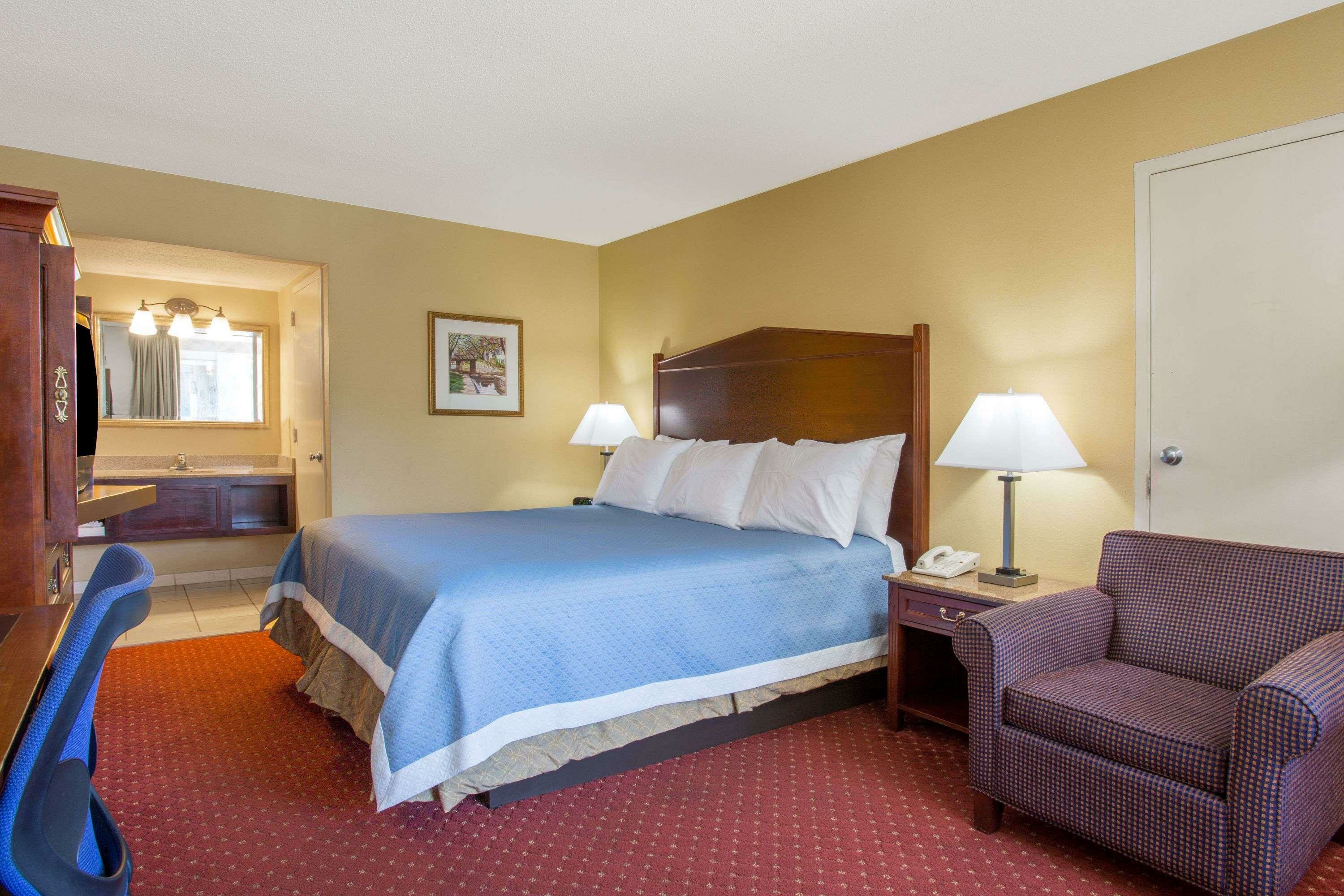 Фото Days Inn by Wyndham Washington DC/Gateway