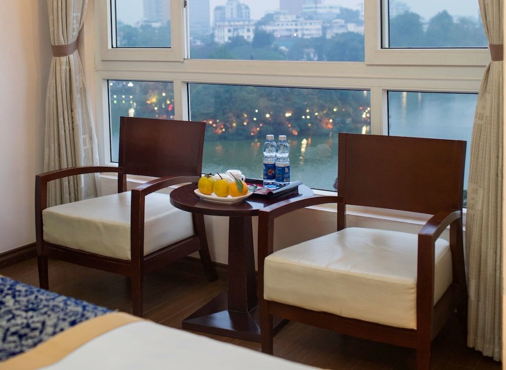 Фото Lakeside Palace Hotel