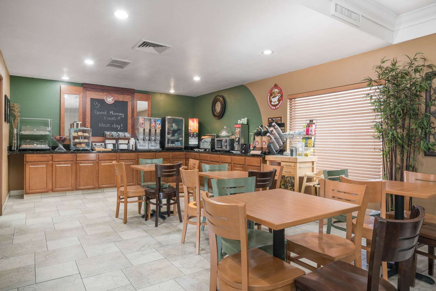 Фото AmericInn by Wyndham Johnston Des Moines