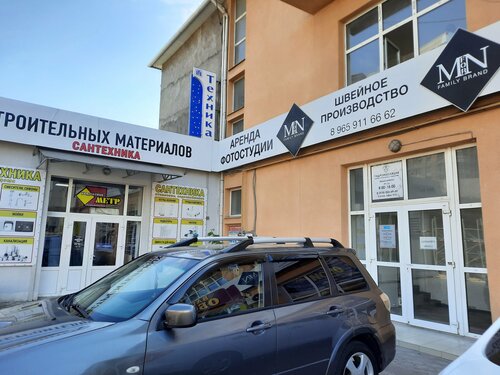 Шұлық киген, белдік киген және макияж киген жігіт.