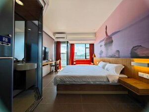 Yiju Light Luxury Hotel (Building 4, Qinghua Shierjun, No. 8 Cuifu Road, Qianshan), hotel
