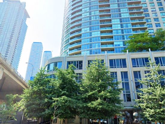 Фото Апарт-отель Globalstay Yonge St Condos