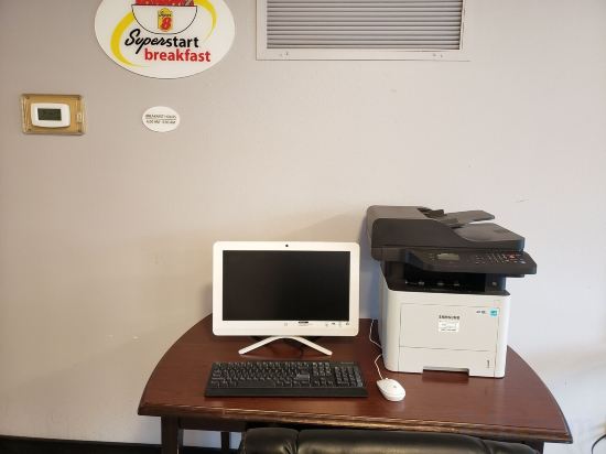 Фото Super 8 by Wyndham Milwaukee Airport