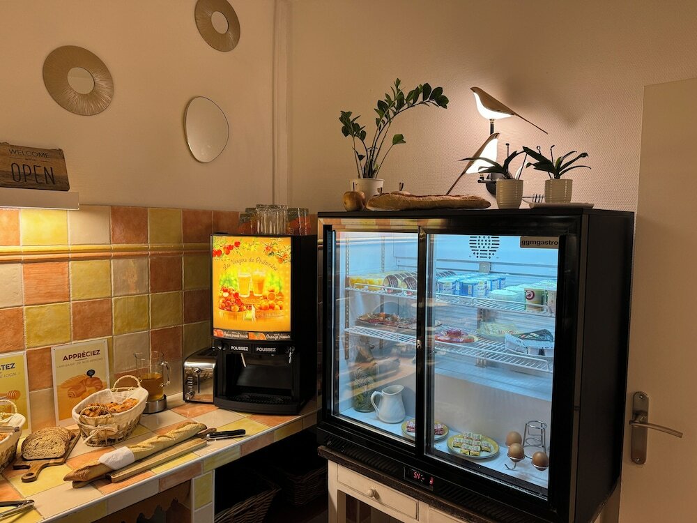 Фото Brit Hotel Des Grands Hommes Bordeaux Centre