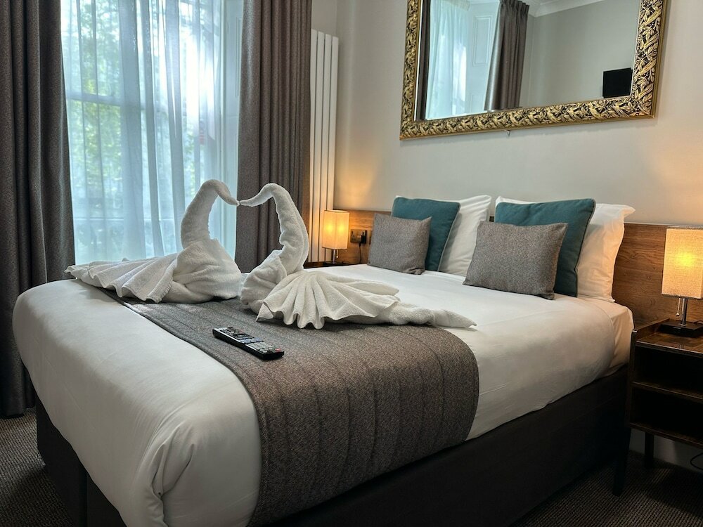 Фото Tudor Court Hotel