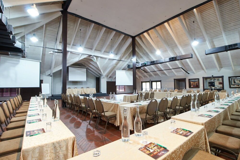 Фото Royal Elephant Hotel & Conference Centre