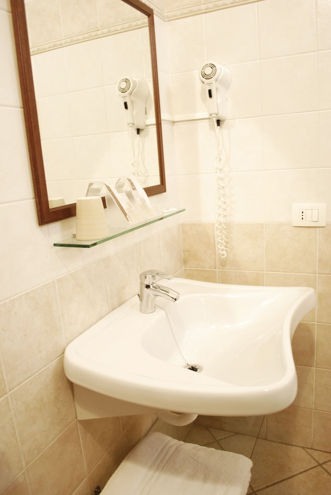 Фото Greta Rooms Hotel