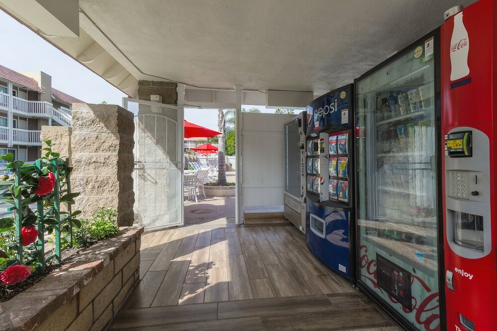 Фото Ramada by Wyndham Costa Mesa/Newport Beach