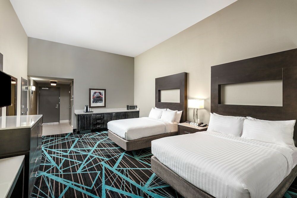 Фото Holiday Inn Express & Suites Charlotte Airport, an Ihg Hotel