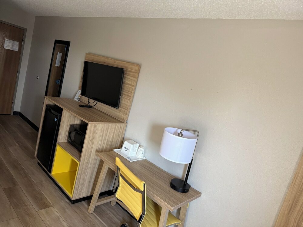 Фото Days Inn by Wyndham Muncie -Ball State University