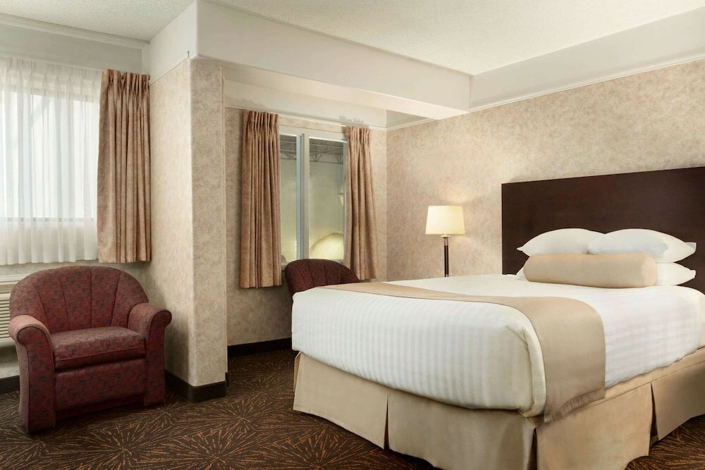 Фото Travelodge by Wyndham Lloydminster