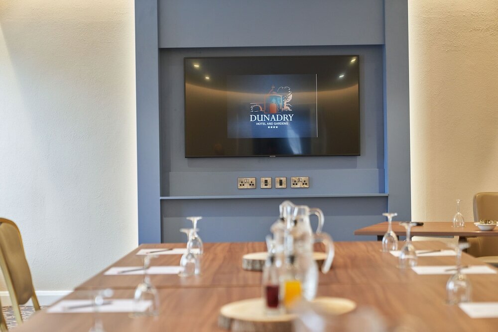 Фото Dunadry Hotel and Gardens