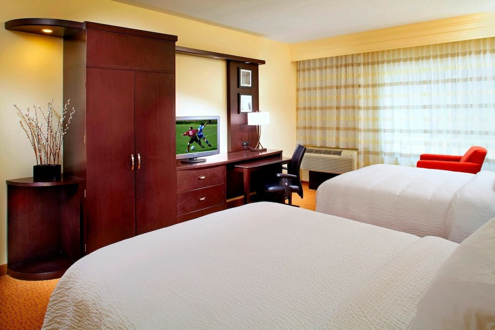 Фото Courtyard by Marriott Cleveland University Circle