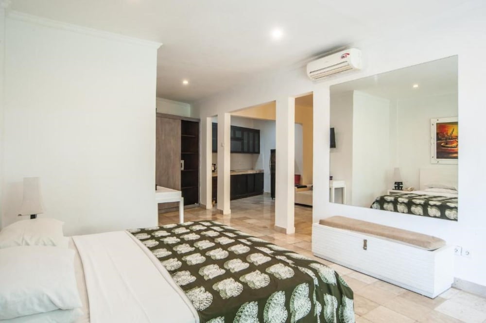 Фото Bali Mystique Hotel and Apartments