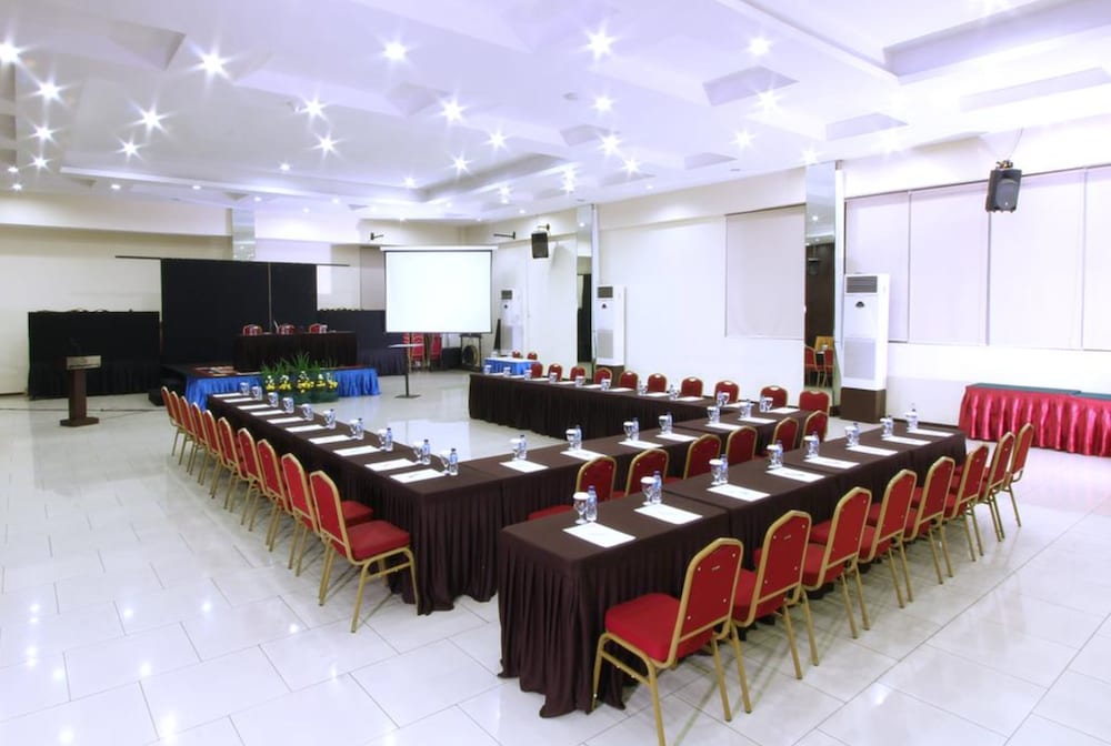 Фото Garuda Plaza Hotel