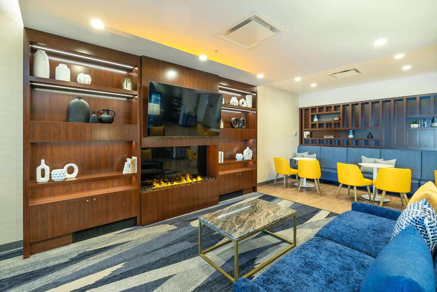 Фото Comfort Suites Kelowna