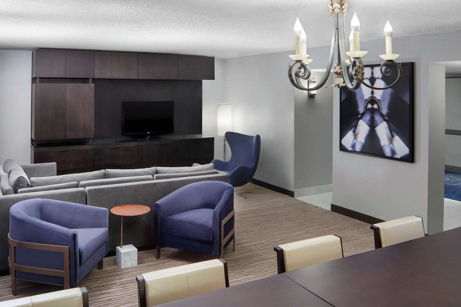 Фото DoubleTree by Hilton Hotel Newark Airport