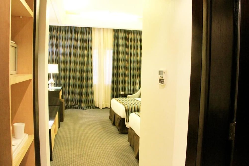 Фото Sunday Business Avenue