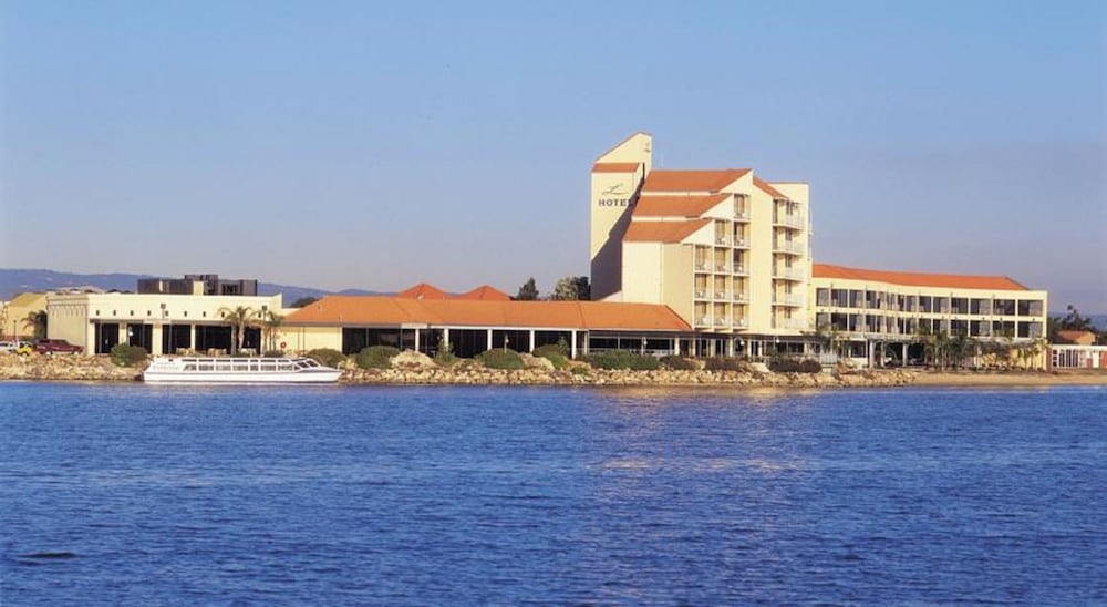 Фото The Lakes Resort Hotel