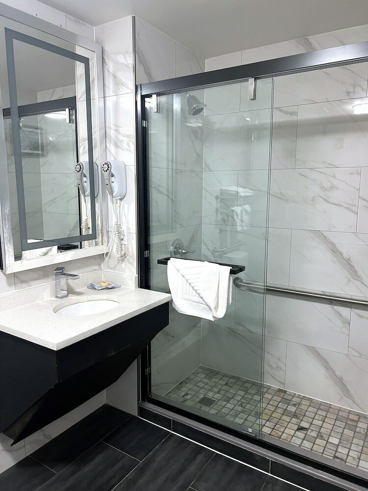 Фото Lotus Blu Inn & Suites