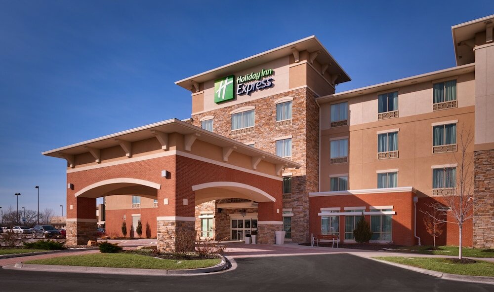 Фото Holiday Inn Express and Suites Overland Park, an Ihg Hotel