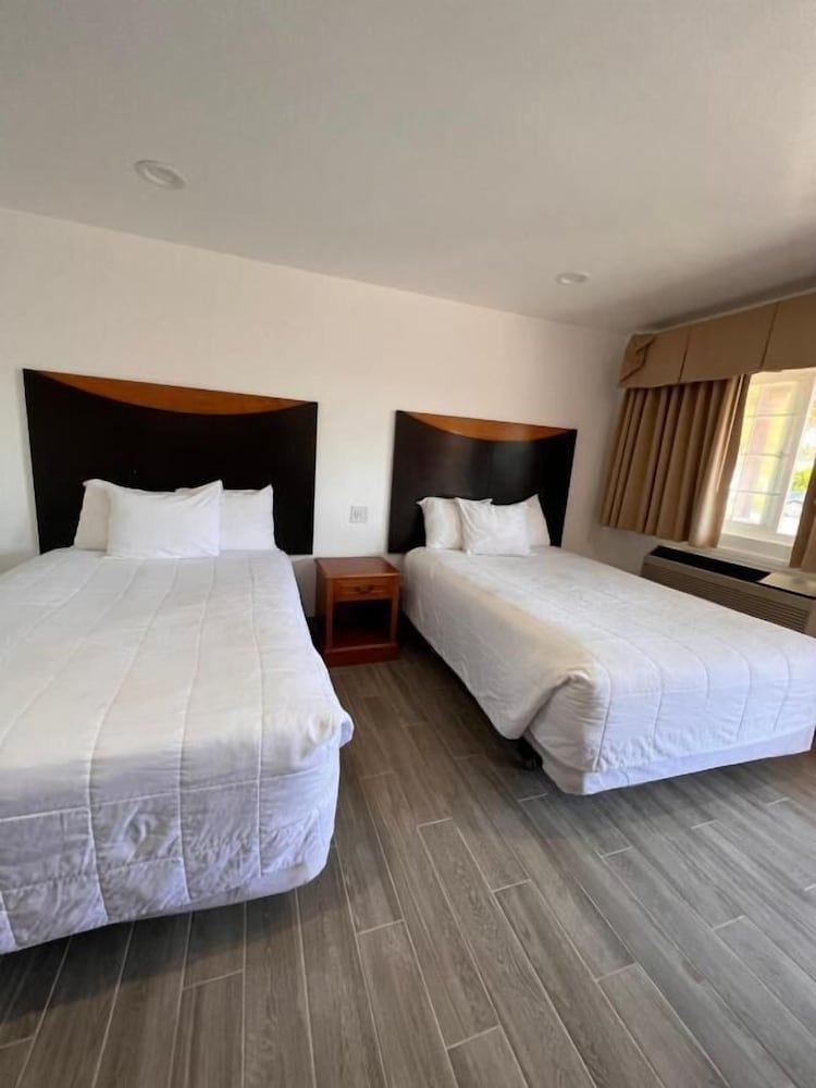 Фото Town and Country Inn