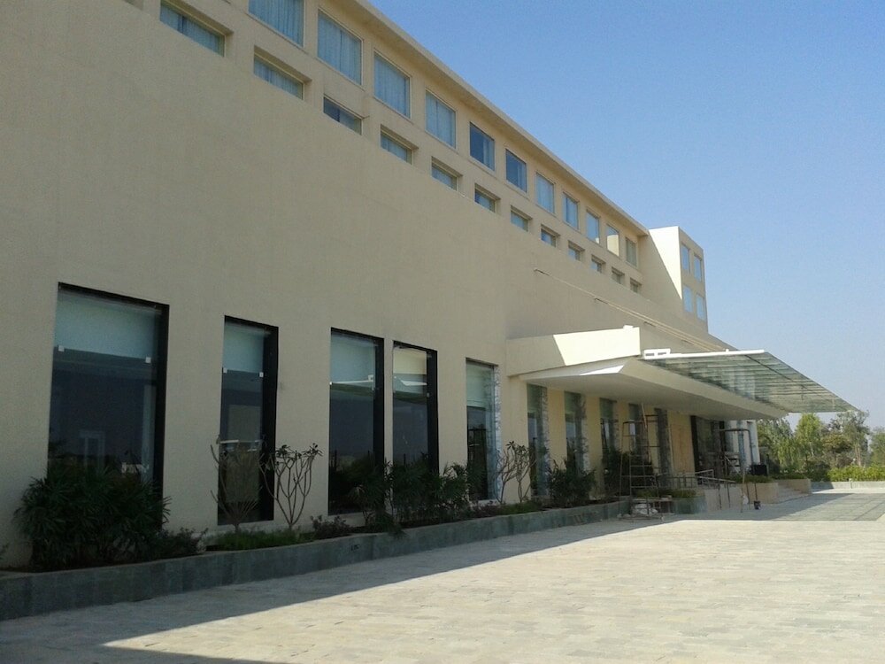 Фото Courtyard by Marriott Bilaspur