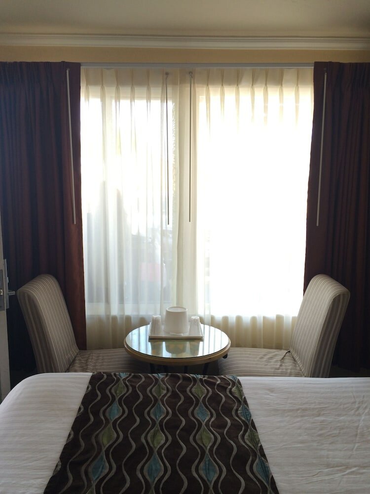 Фото Oasis Inn & Suites