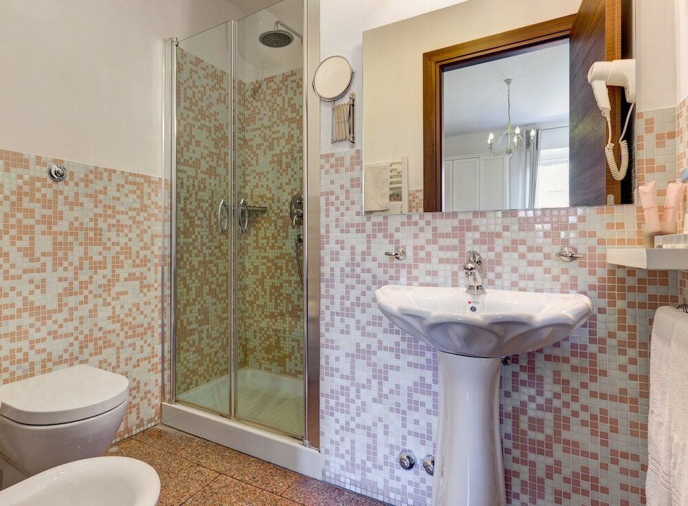 Фото Little Rhome Suites