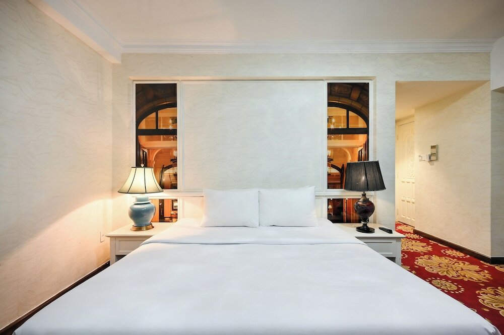 Фото California Saigon Hotel & Rooftop Pool