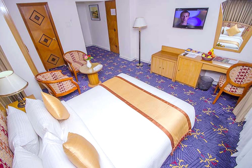 Фото Lake Castle